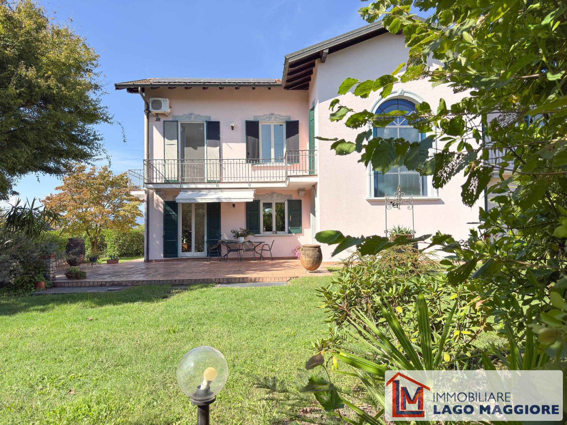 Villa in vendita a Sesto Calende
