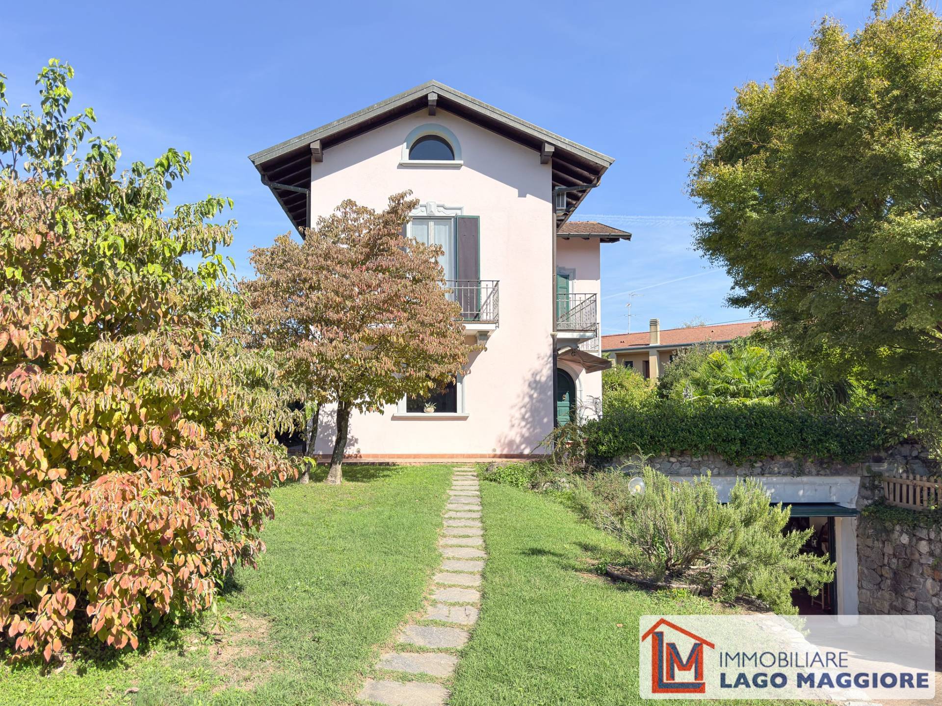 Villa in vendita a Sesto Calende