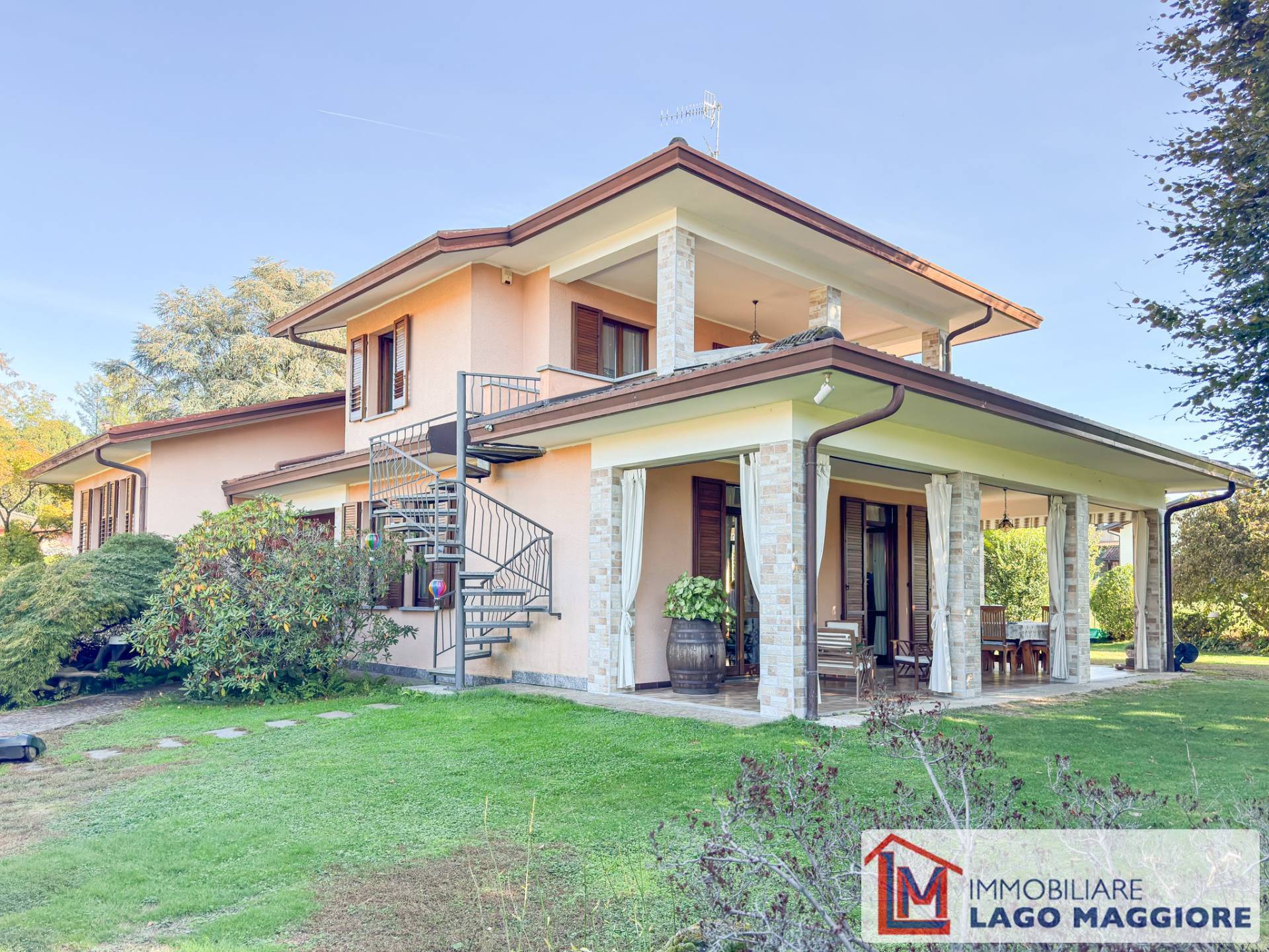Villa in vendita a Travedona-Monate