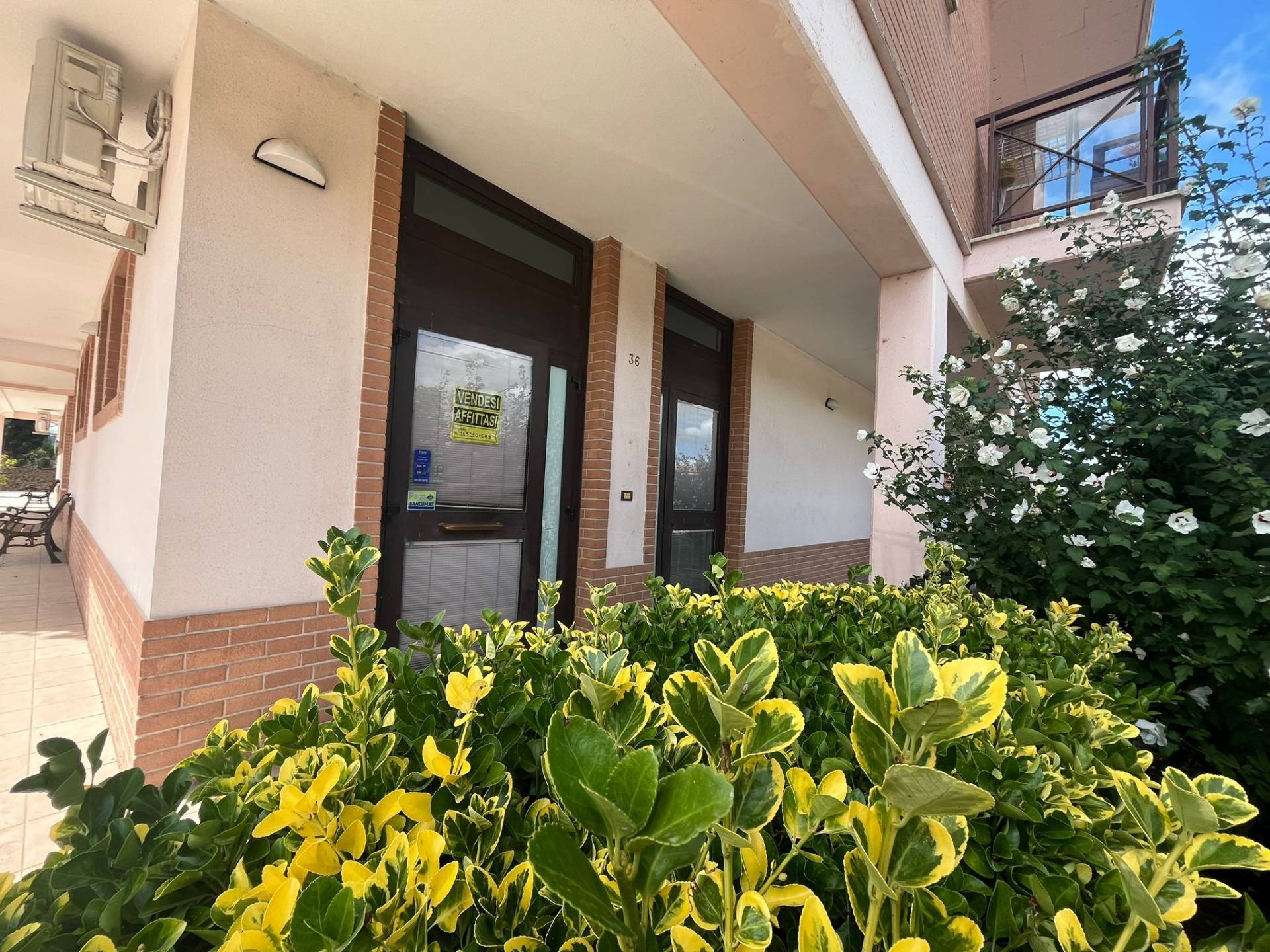 Locale commerciale in affitto a Marsciano, Schiavo