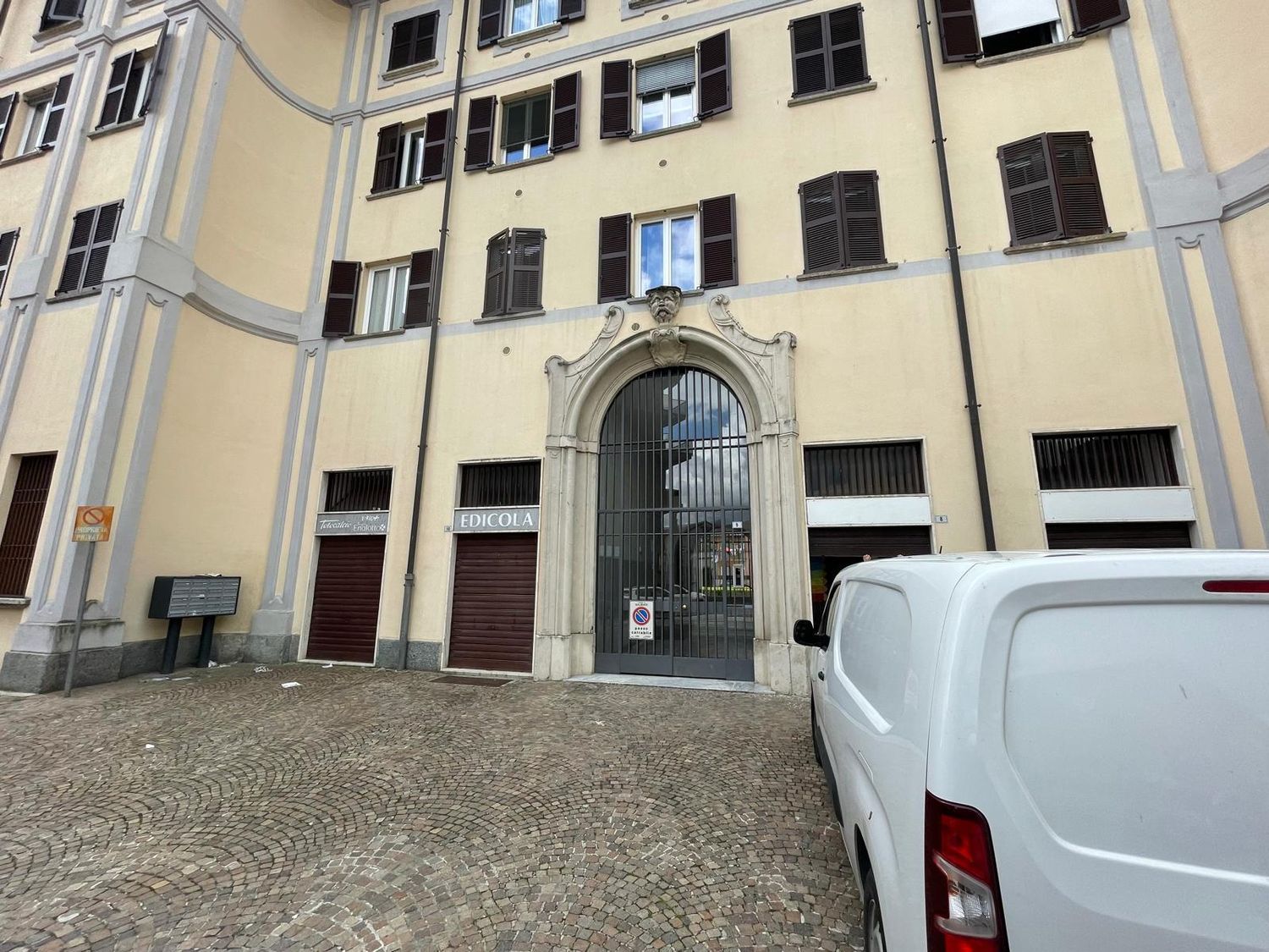 Locale commerciale in affitto a Galbiate