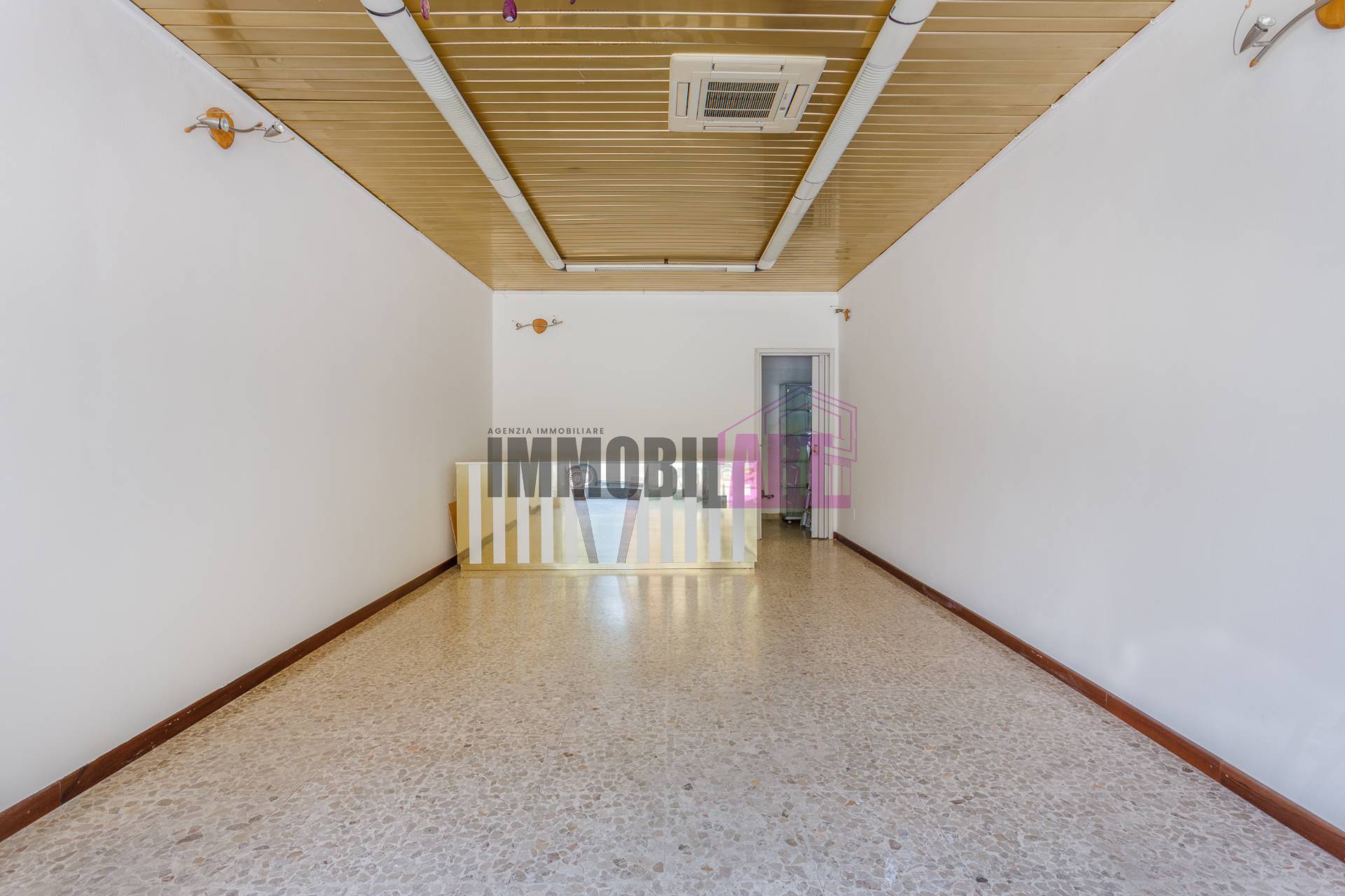 Locale commerciale in vendita a Reggio nell'Emilia, Ospizio