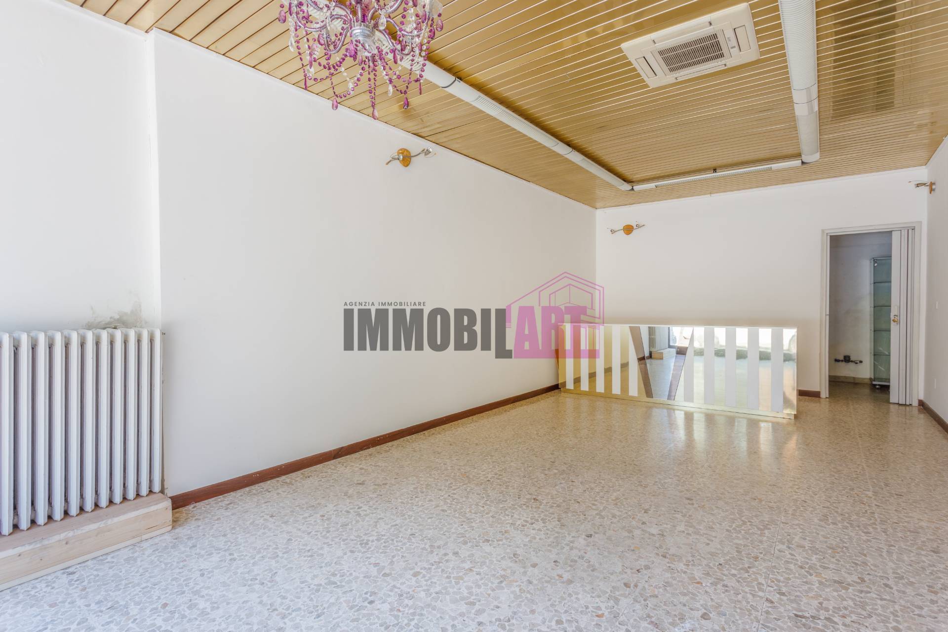 Locale commerciale in vendita a Reggio nell'Emilia, Ospizio