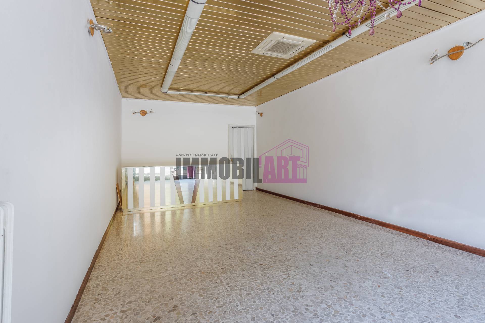 Locale commerciale in vendita a Reggio nell'Emilia, Ospizio