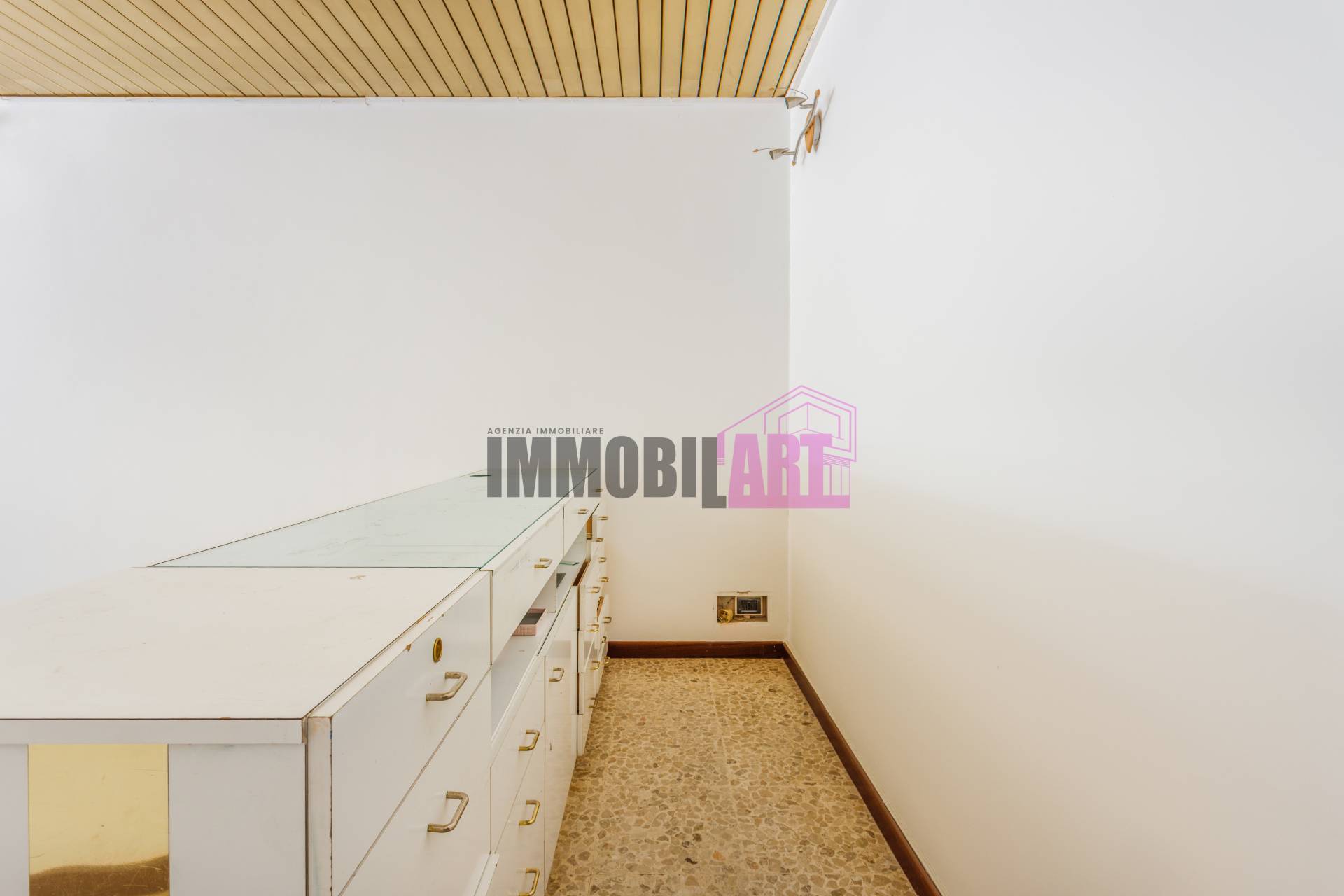 Locale commerciale in vendita a Reggio nell'Emilia, Ospizio