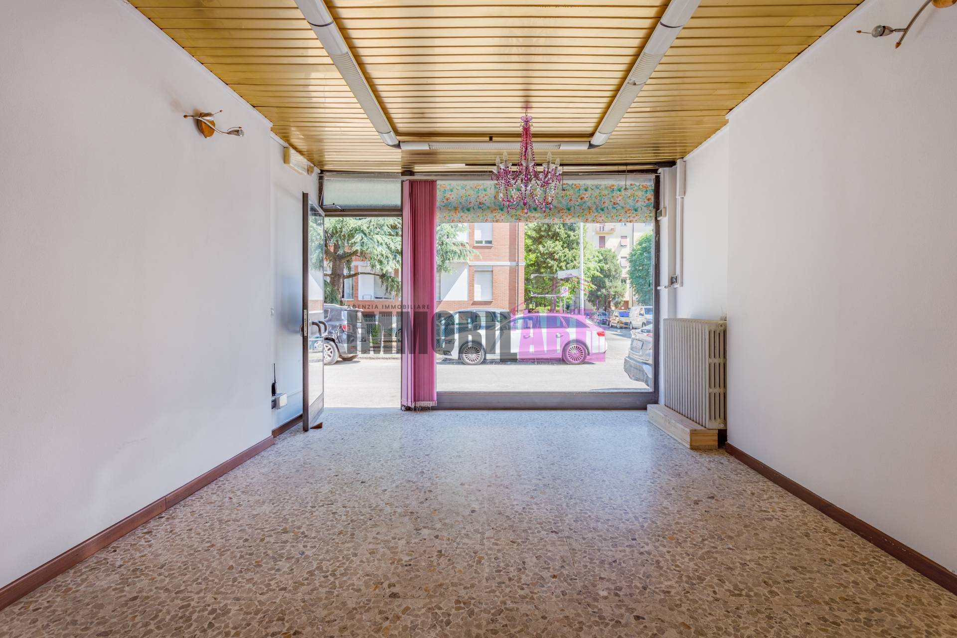 Locale commerciale in vendita a Reggio nell'Emilia, Ospizio