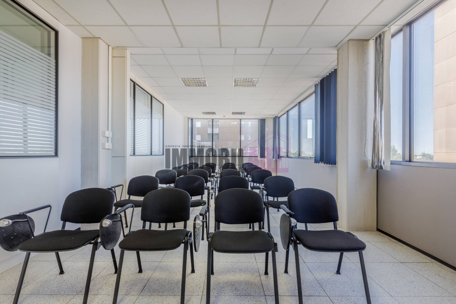 Locale commerciale in vendita a Reggio nell'Emilia, Pieve Modolena