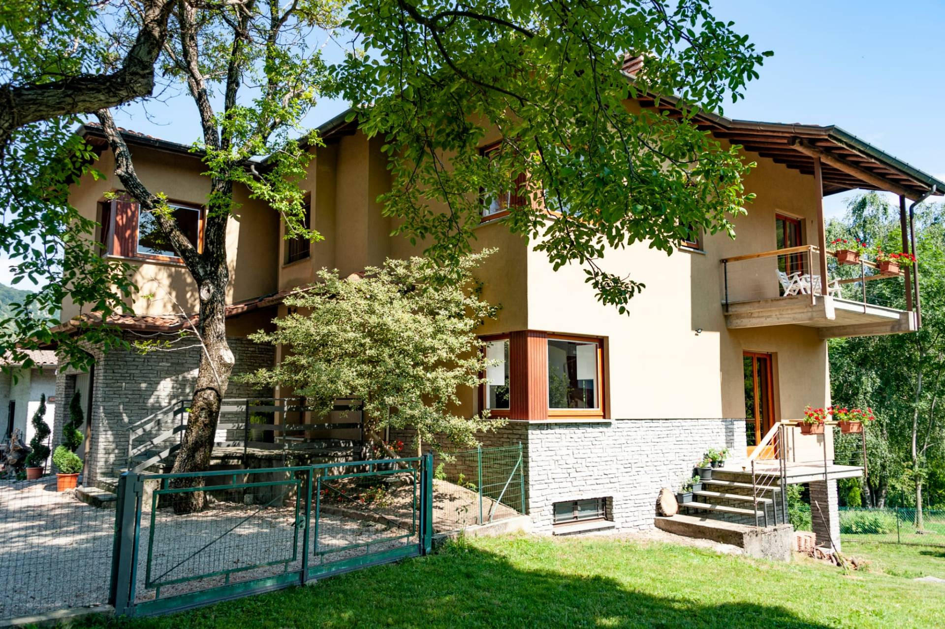 Casa Indipendente in vendita a Laveno-Mombello
