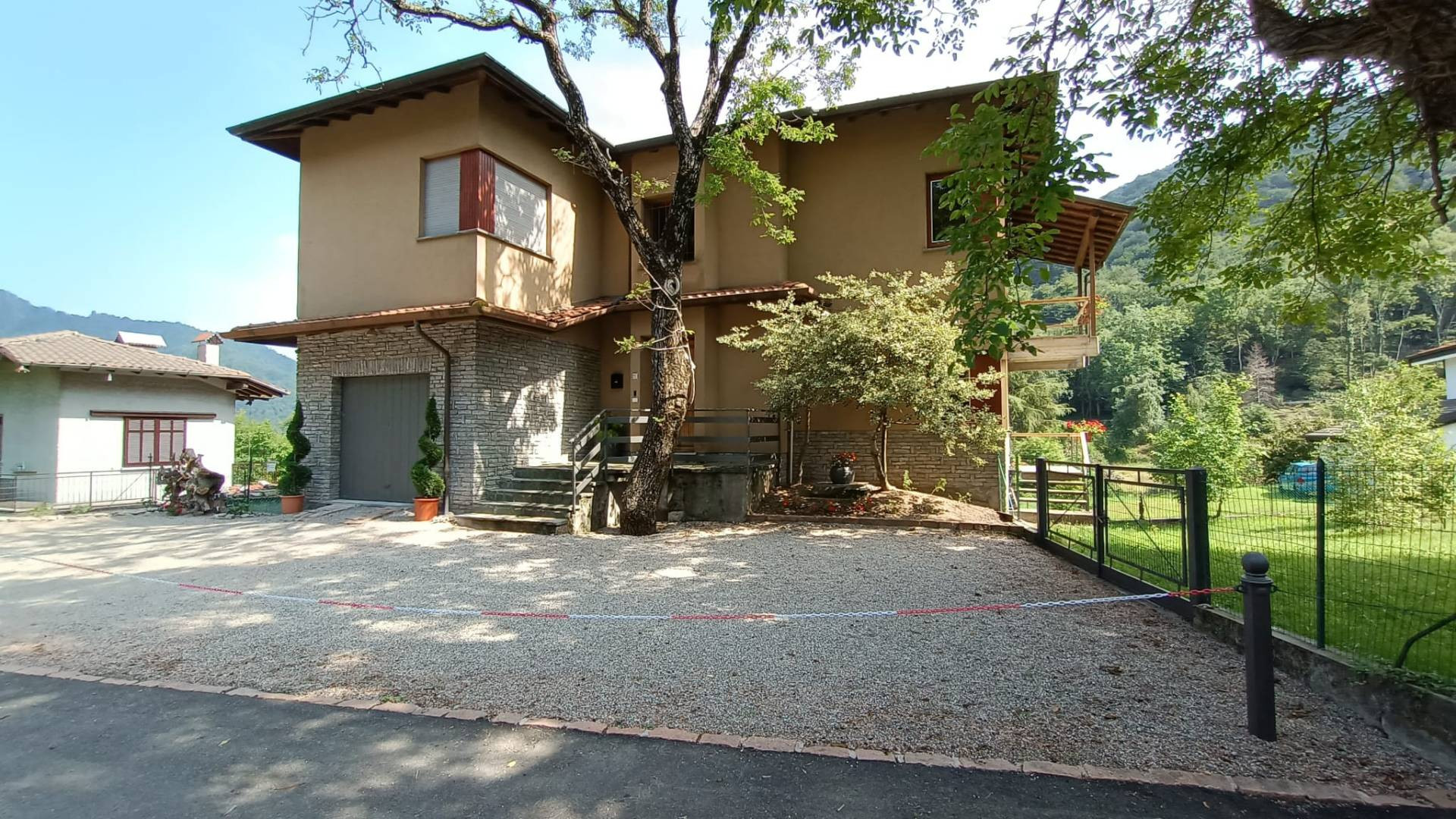 Casa Indipendente in vendita a Laveno-Mombello