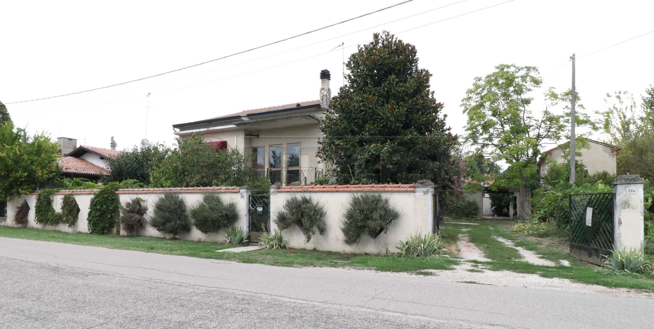Villa con giardino in via xxv aprile 23, Sermide e Felonica