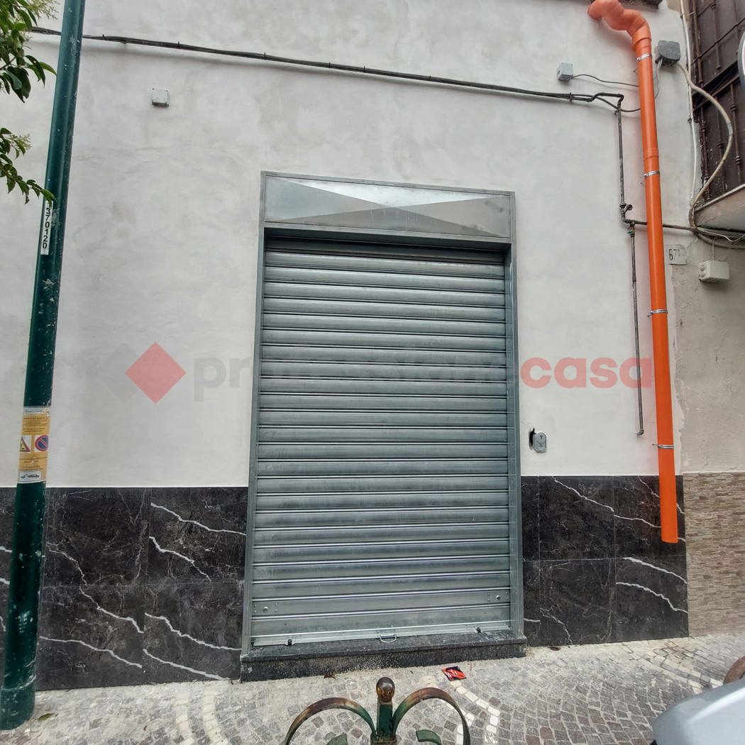 Negozio in affitto a Napoli