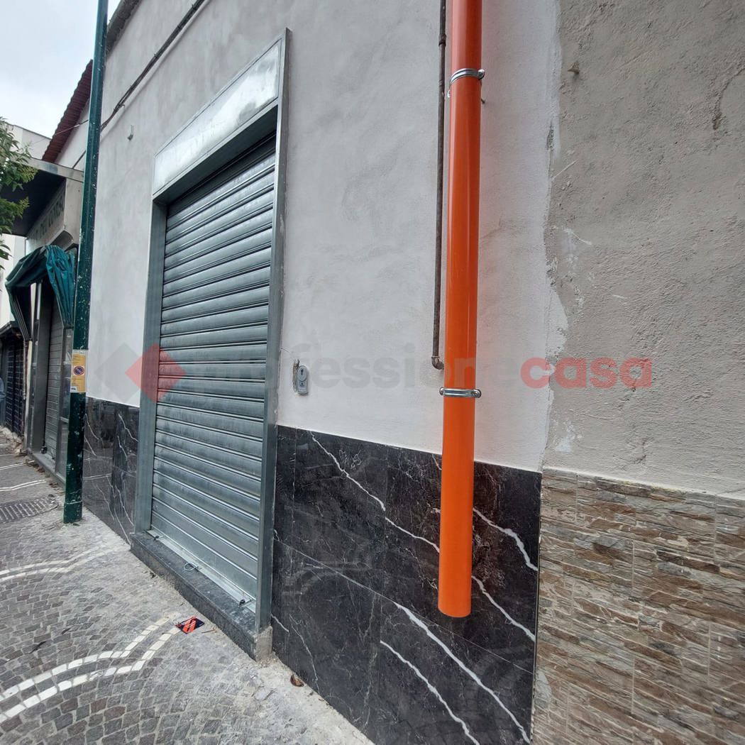 Negozio in affitto a Napoli