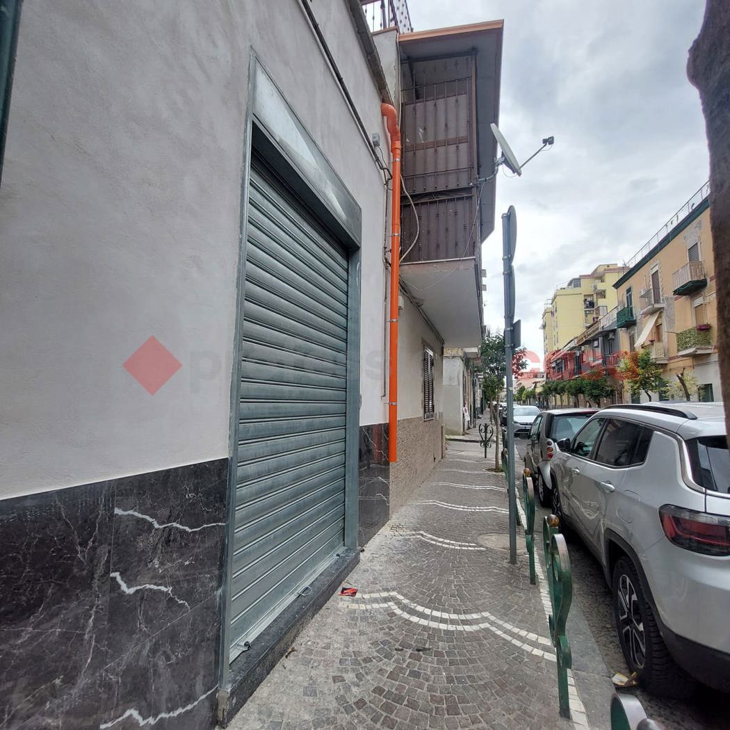 Negozio in affitto a Napoli