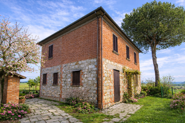 Rustico con giardino a Torrita di Siena