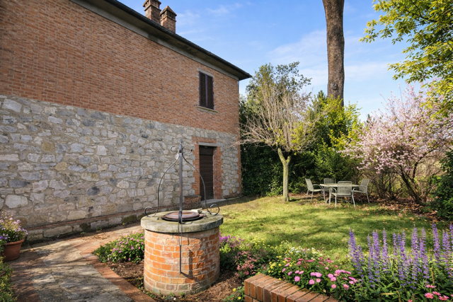 Rustico con giardino a Torrita di Siena