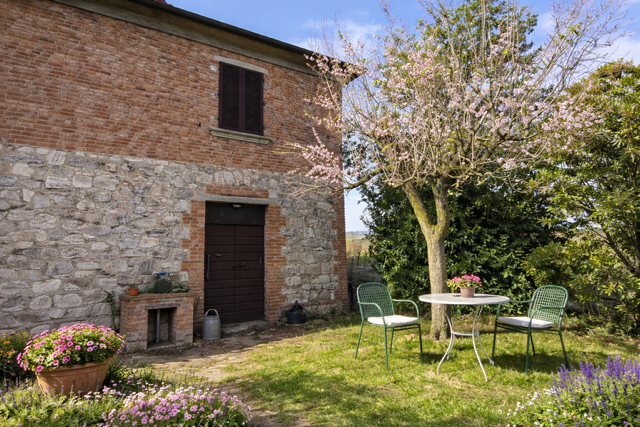 Rustico con giardino a Torrita di Siena