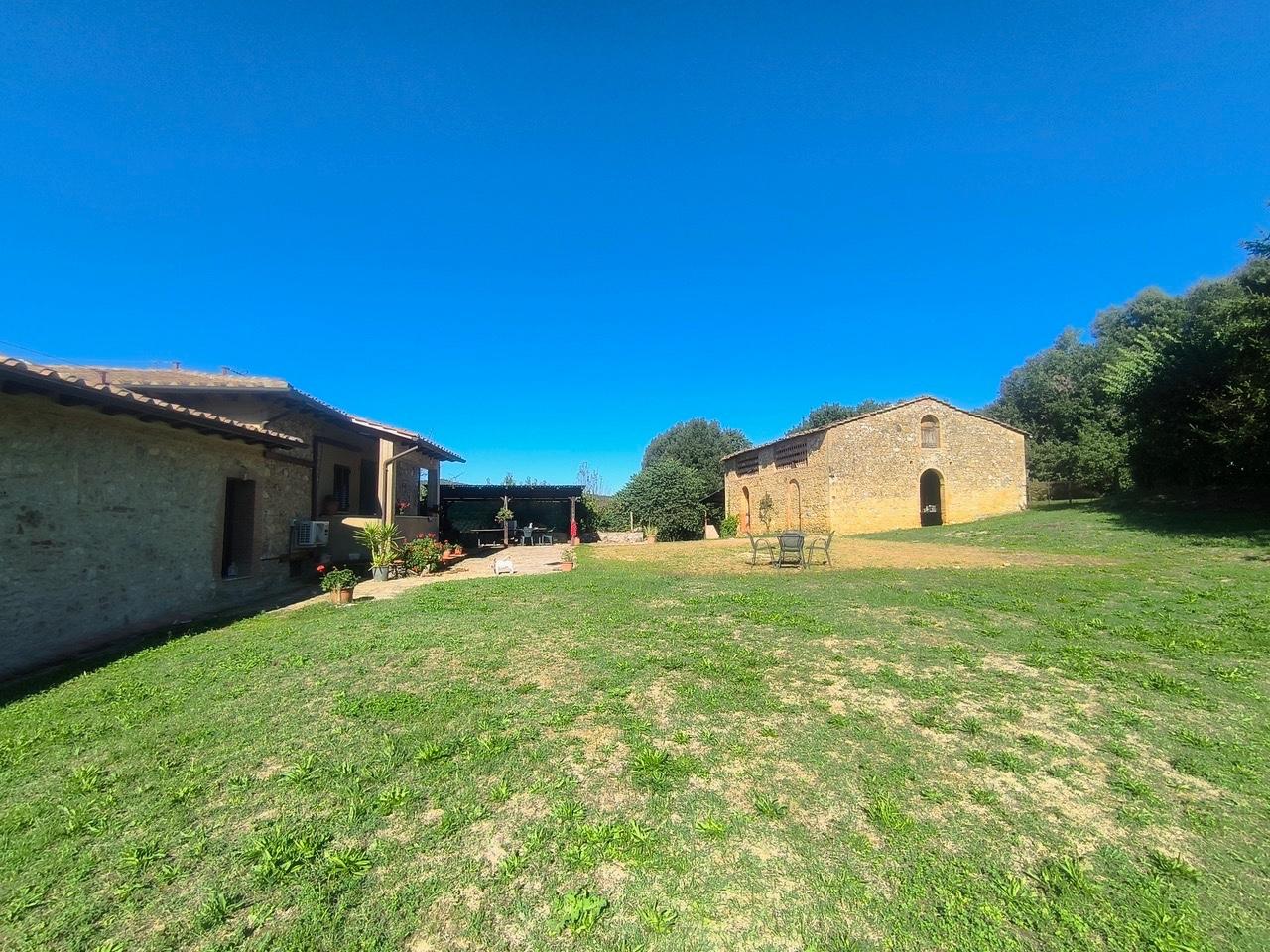 Rustico con giardino a Sovicille