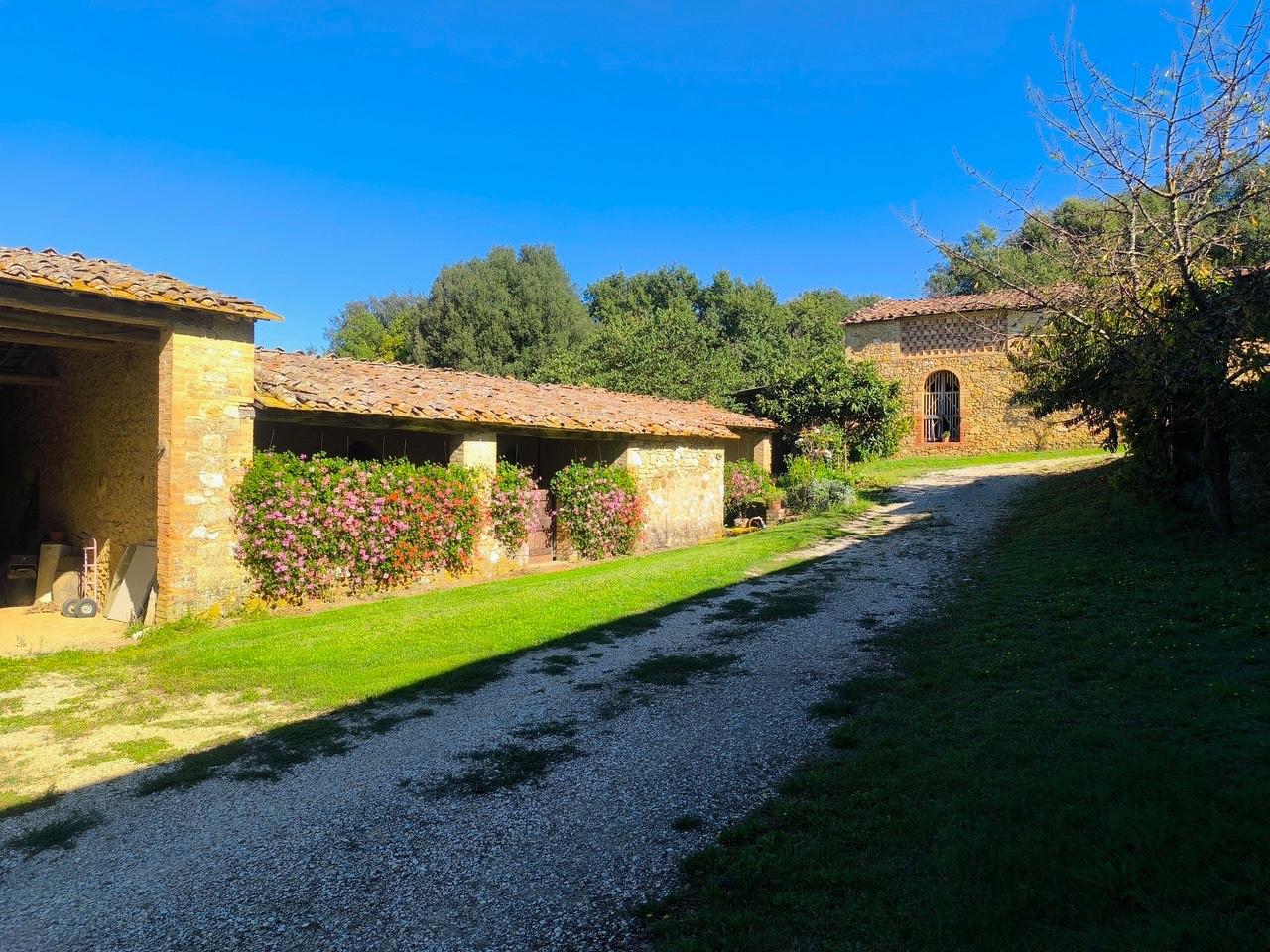 Rustico con giardino a Sovicille