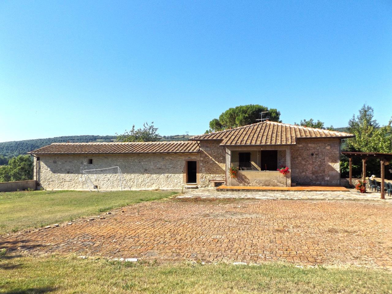 Rustico con giardino a Sovicille