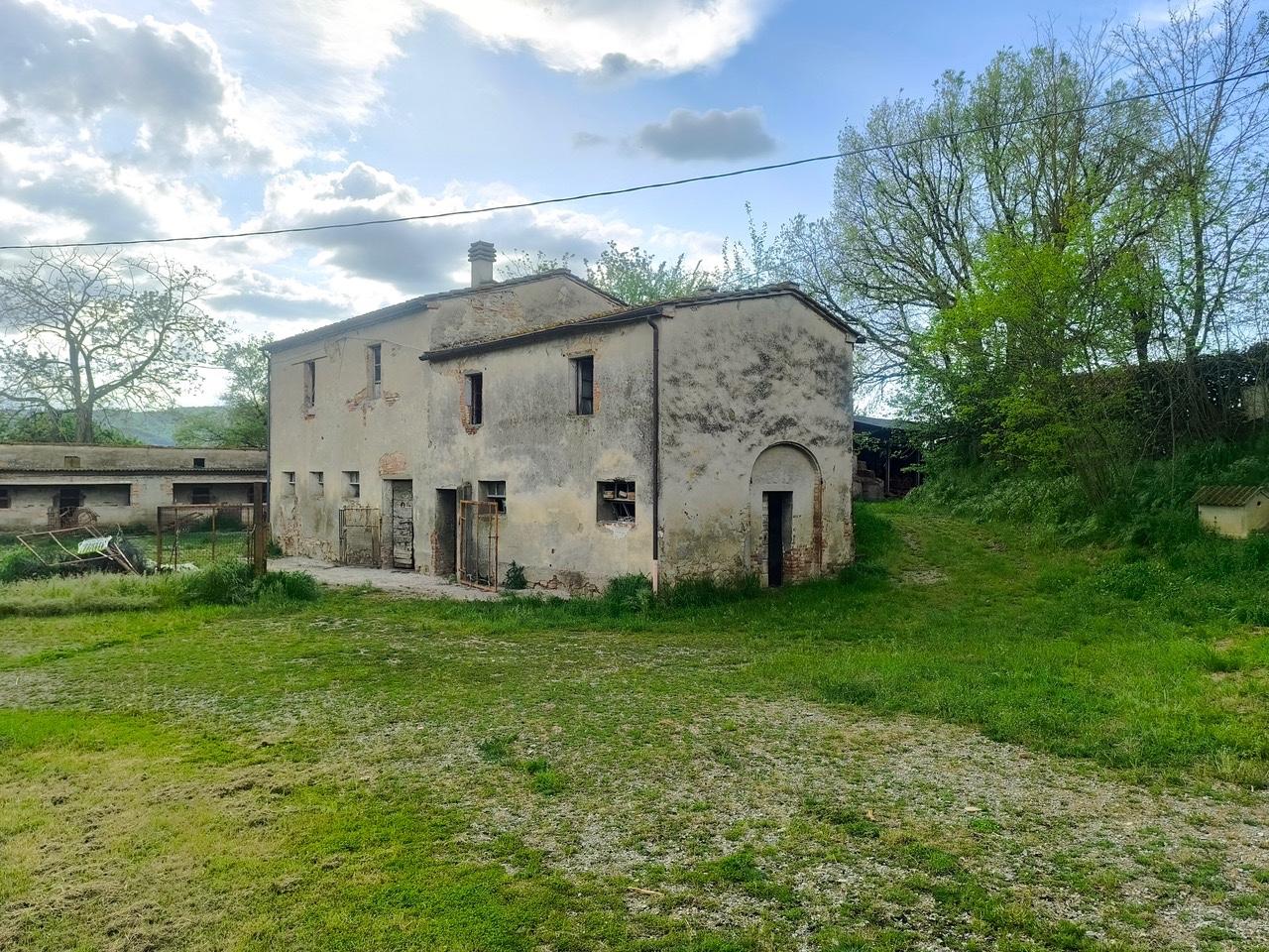 Rustico con giardino a Lucignano
