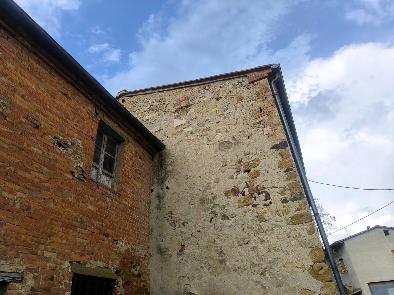 Rustico con giardino a Lucignano