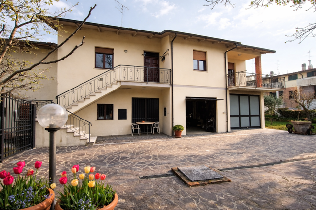 Villa Bifamiliare con giardino a Arezzo