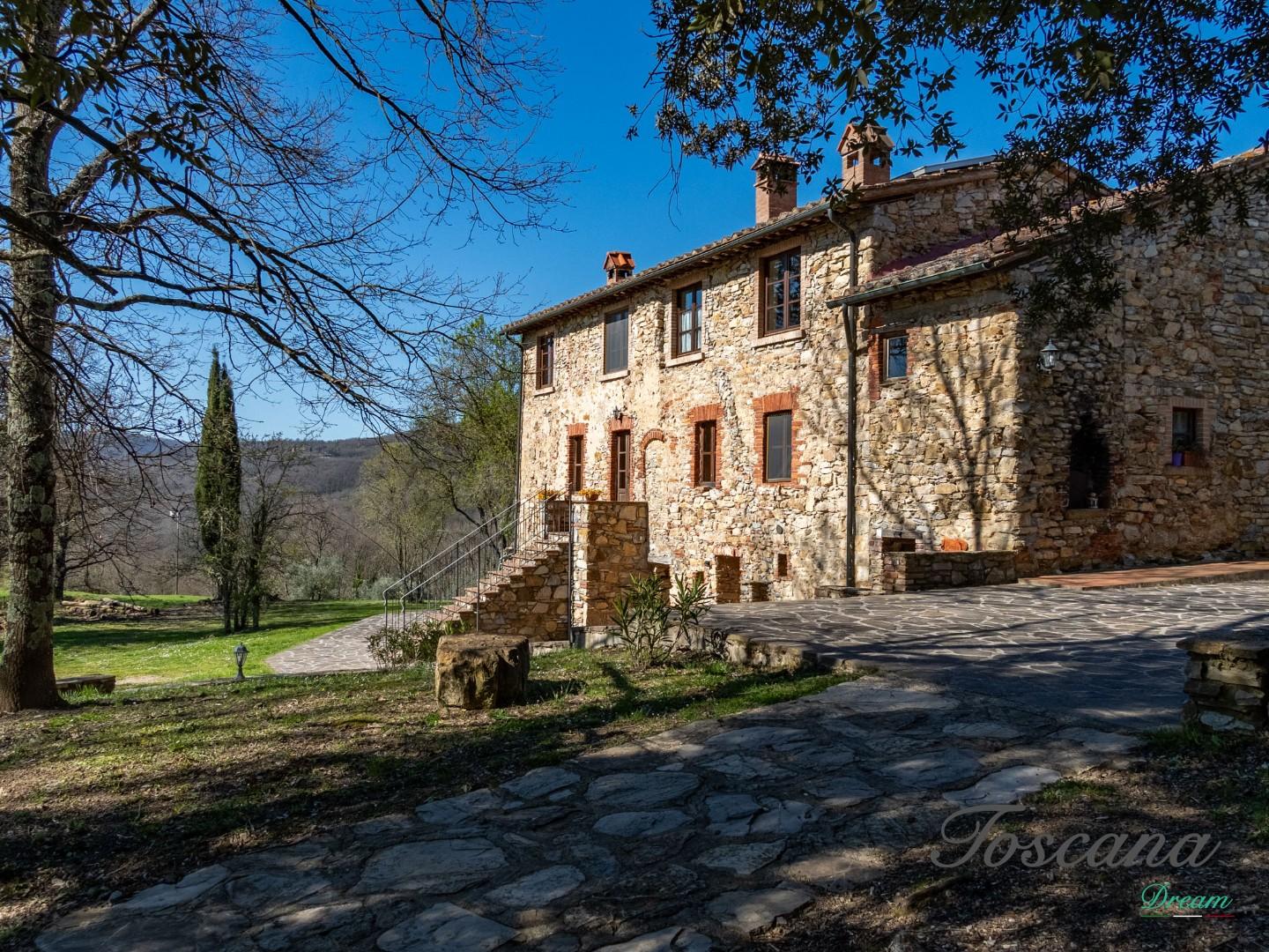 Rustico con giardino a Montieri