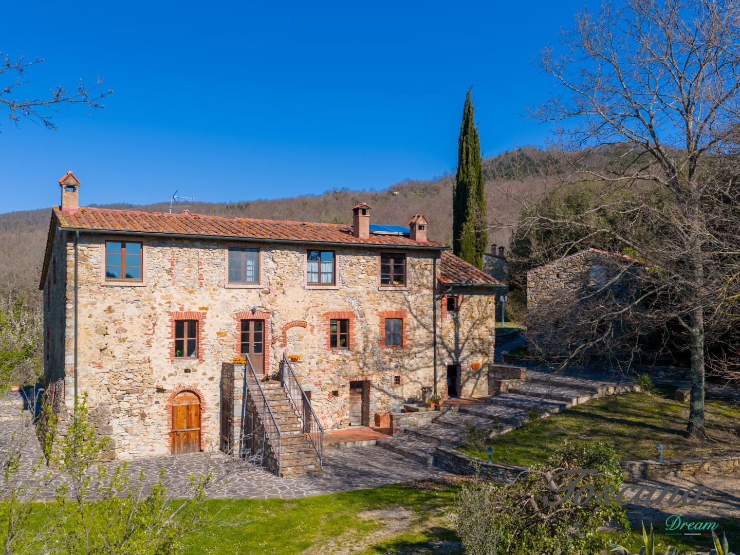 Rustico con giardino a Montieri