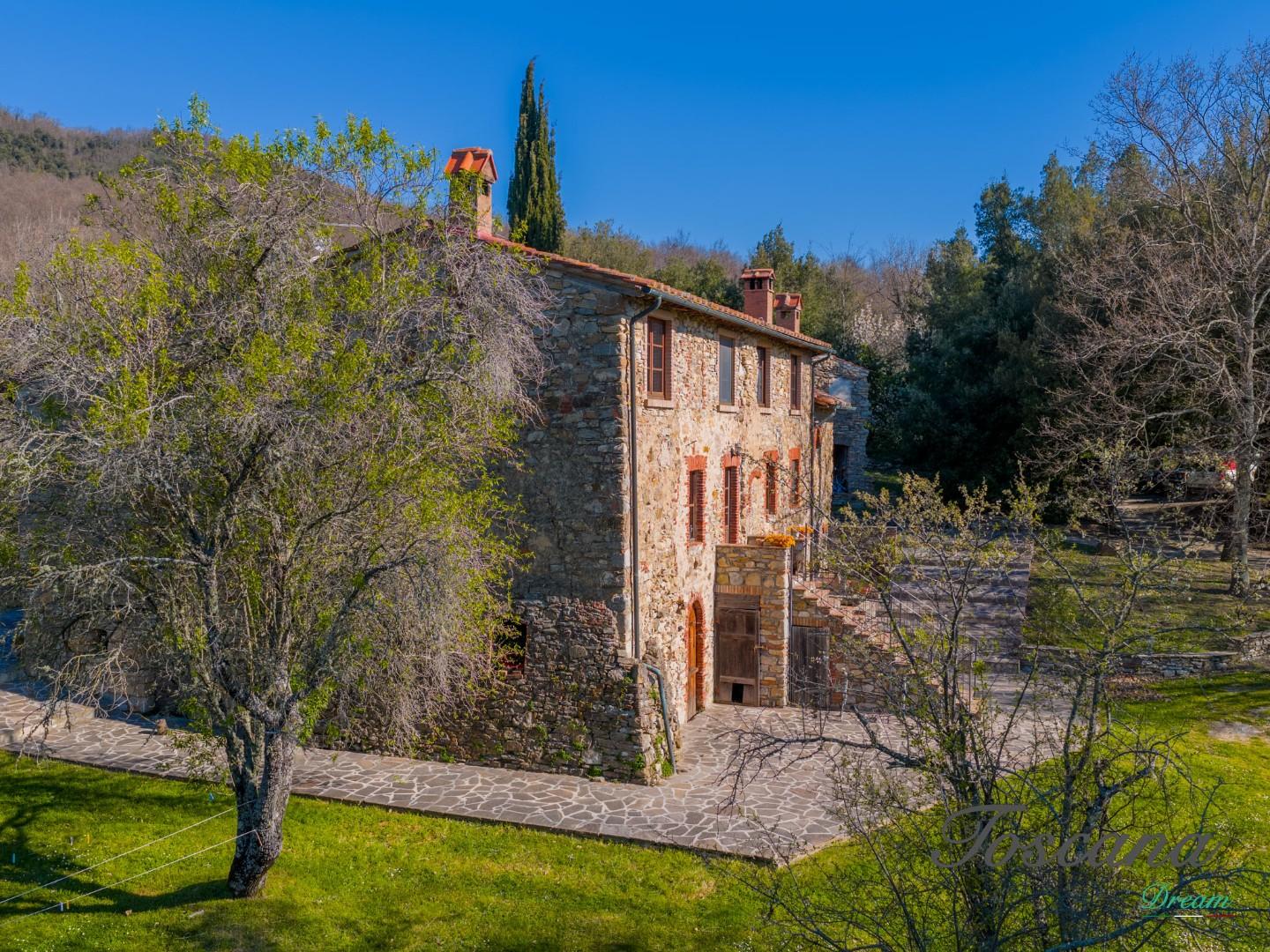 Rustico con giardino a Montieri