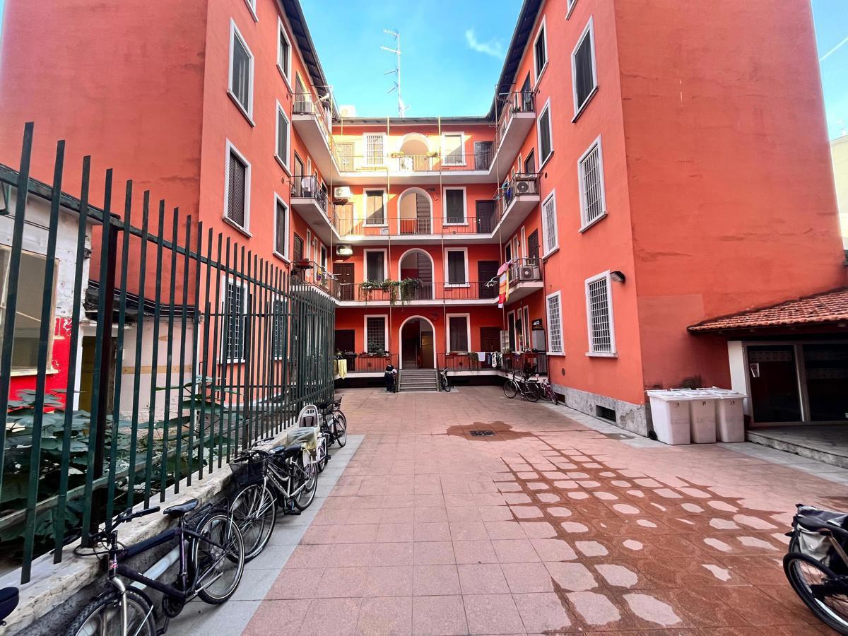 Appartamento con giardino in via volvinio 39, Milano