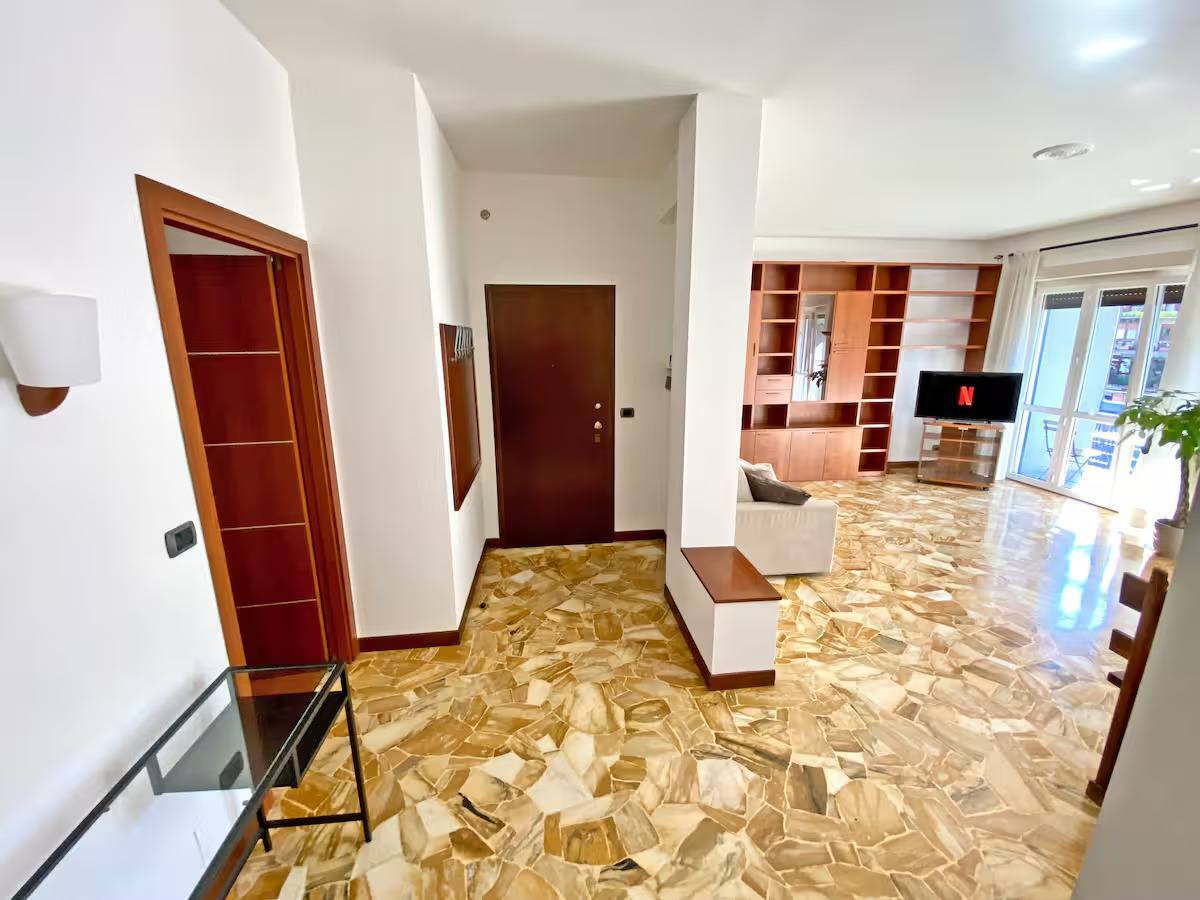 Trilocale con terrazzo in via bronzino 6, Milano