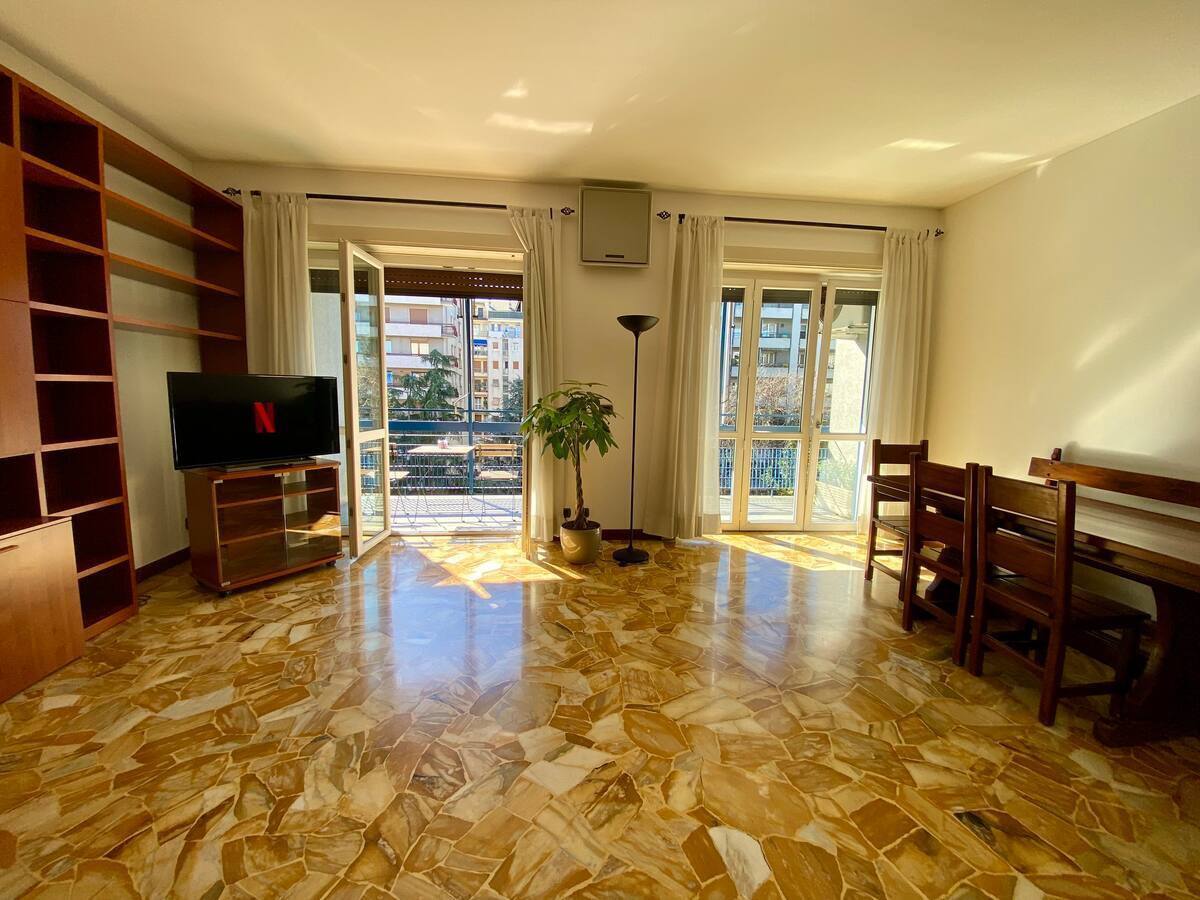 Trilocale con terrazzo in via bronzino 6, Milano