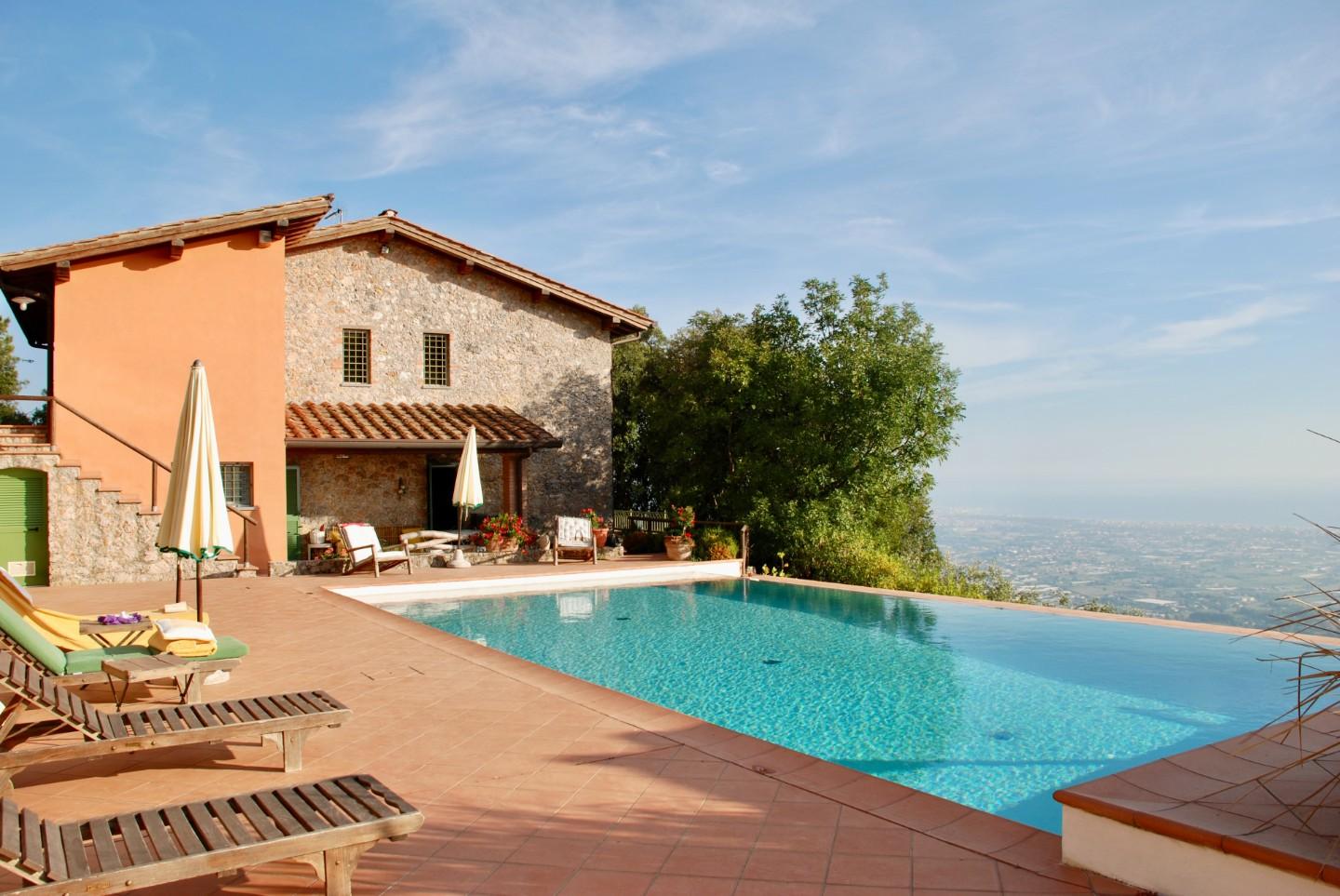 Villa con giardino a Pietrasanta