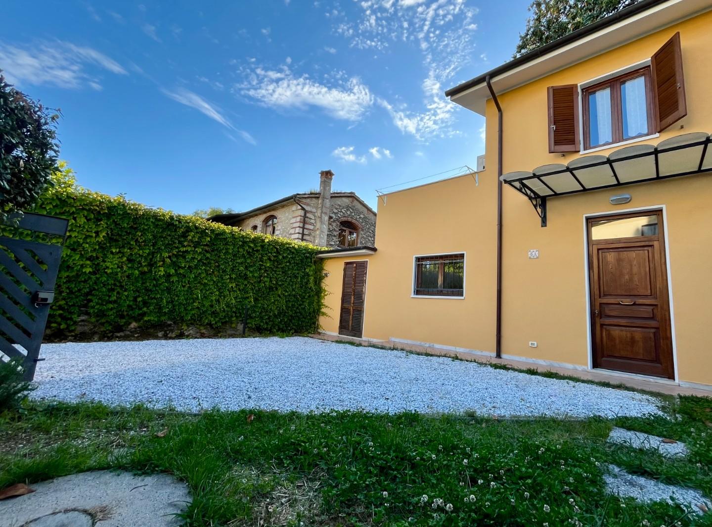 Villa con giardino a Pietrasanta