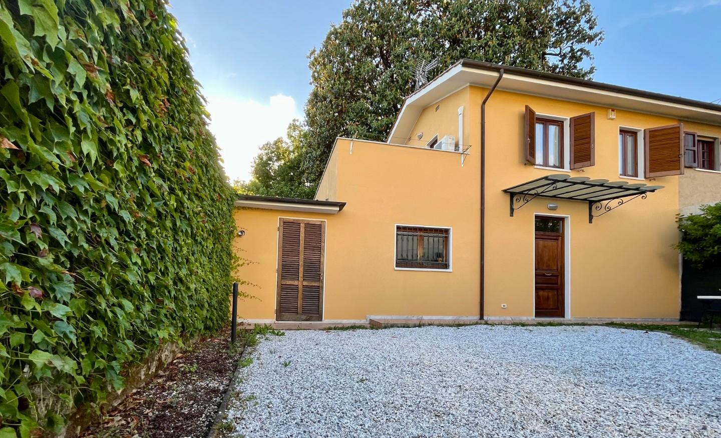 Villa con giardino a Pietrasanta