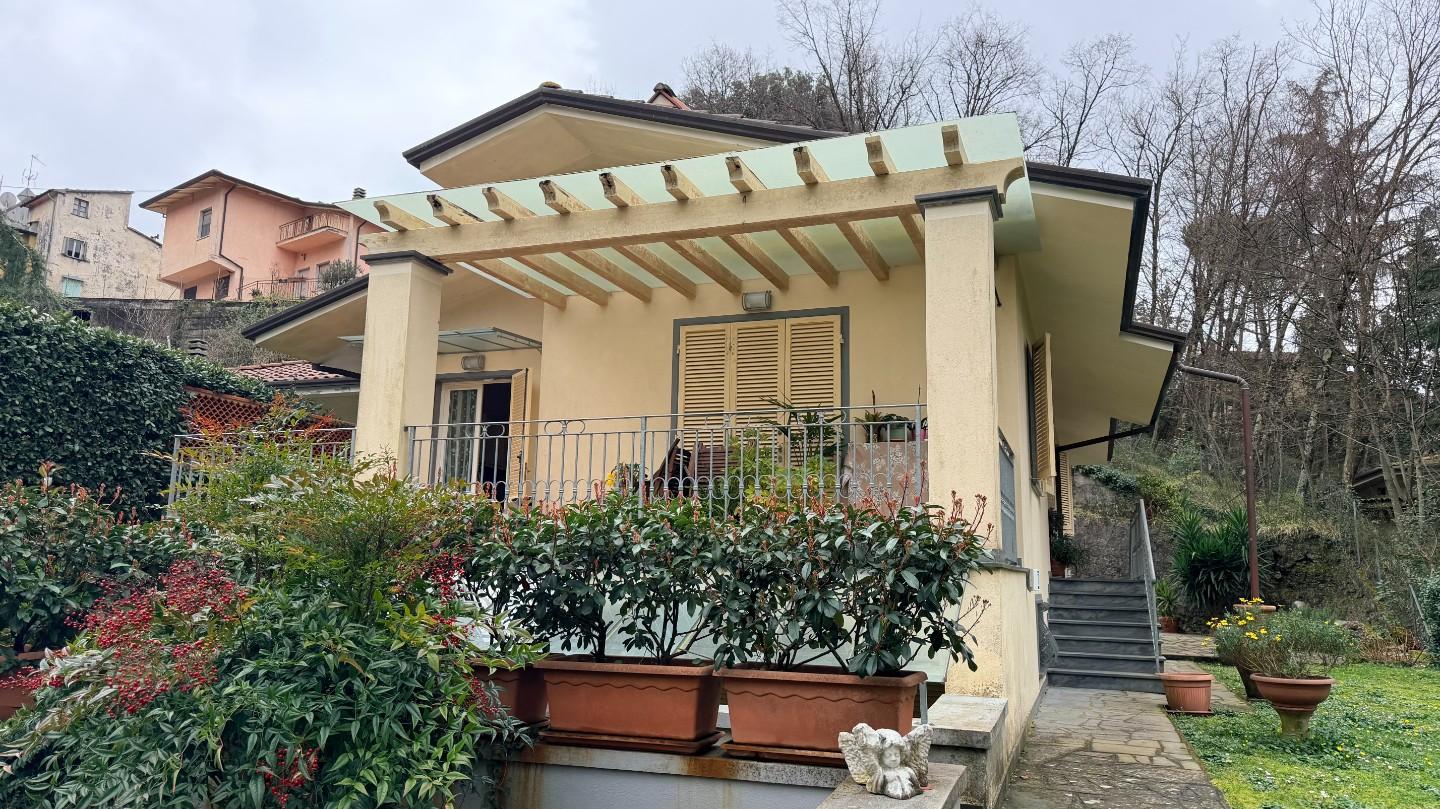 Villa con giardino, Pietrasanta capriglia