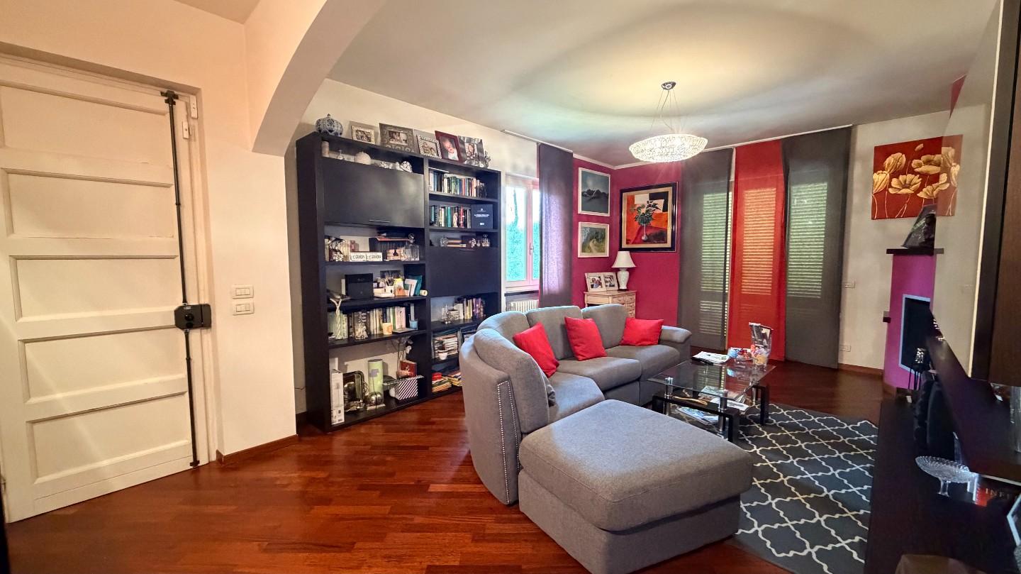 Villa con giardino, Pietrasanta capriglia