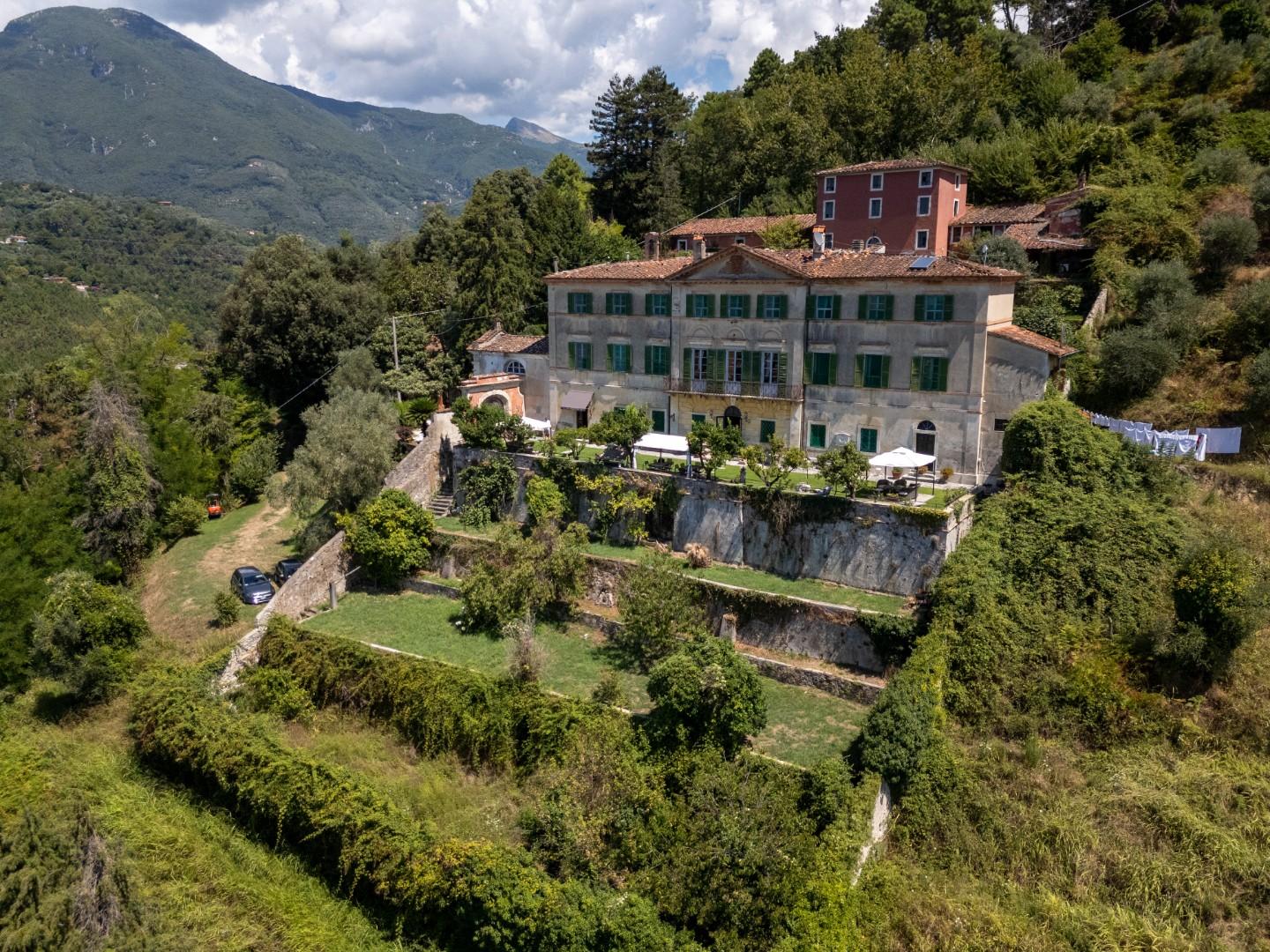 Villa con giardino, Camaiore pedona