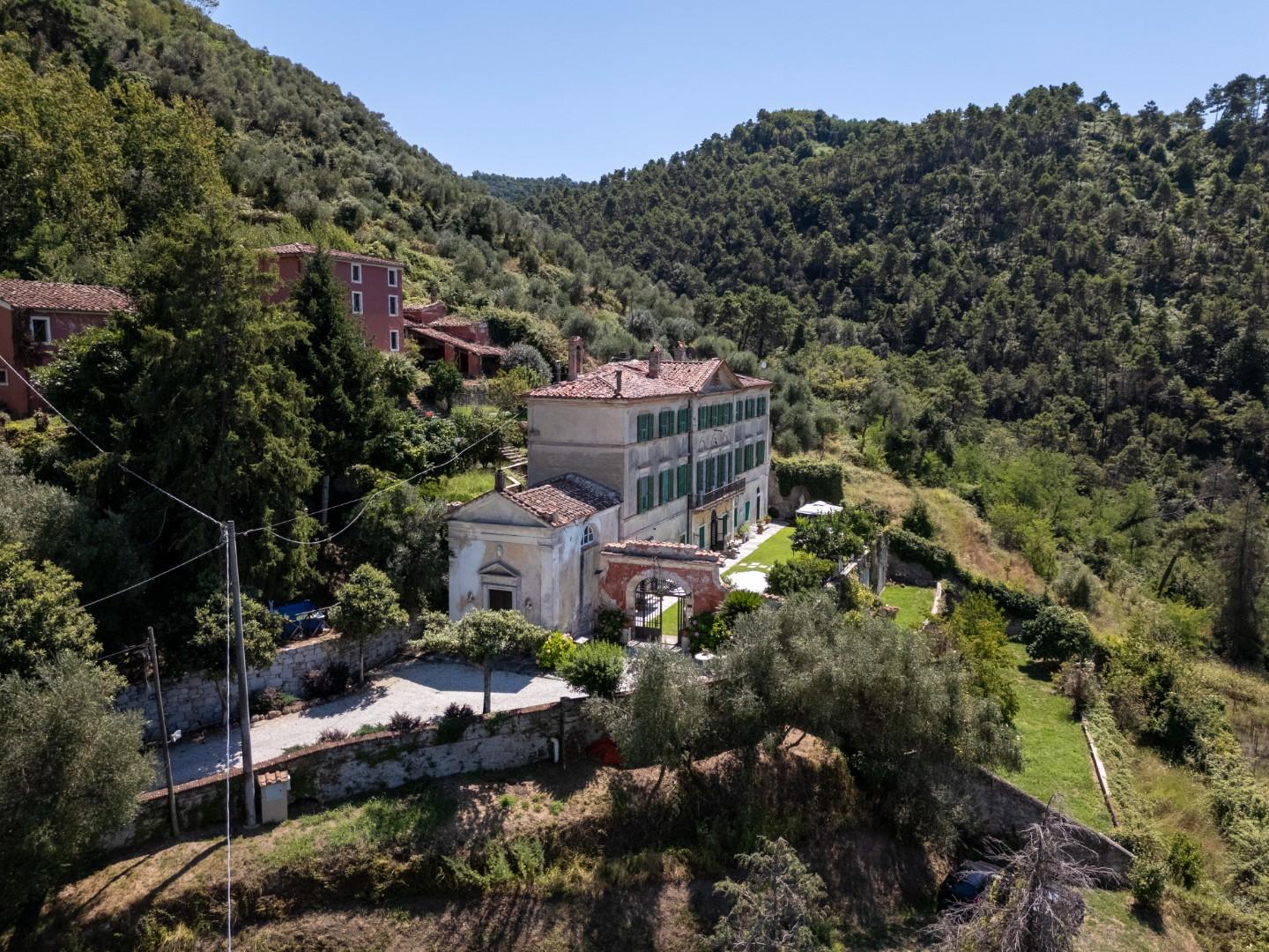 Villa con giardino, Camaiore pedona