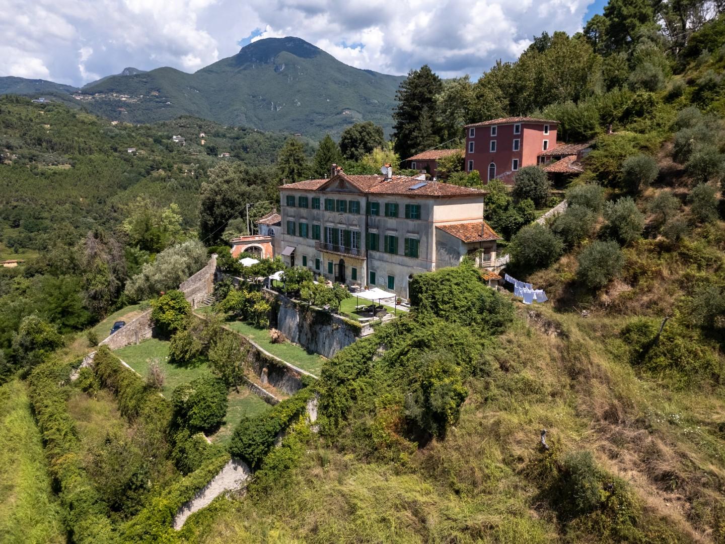 Villa con giardino, Camaiore pedona
