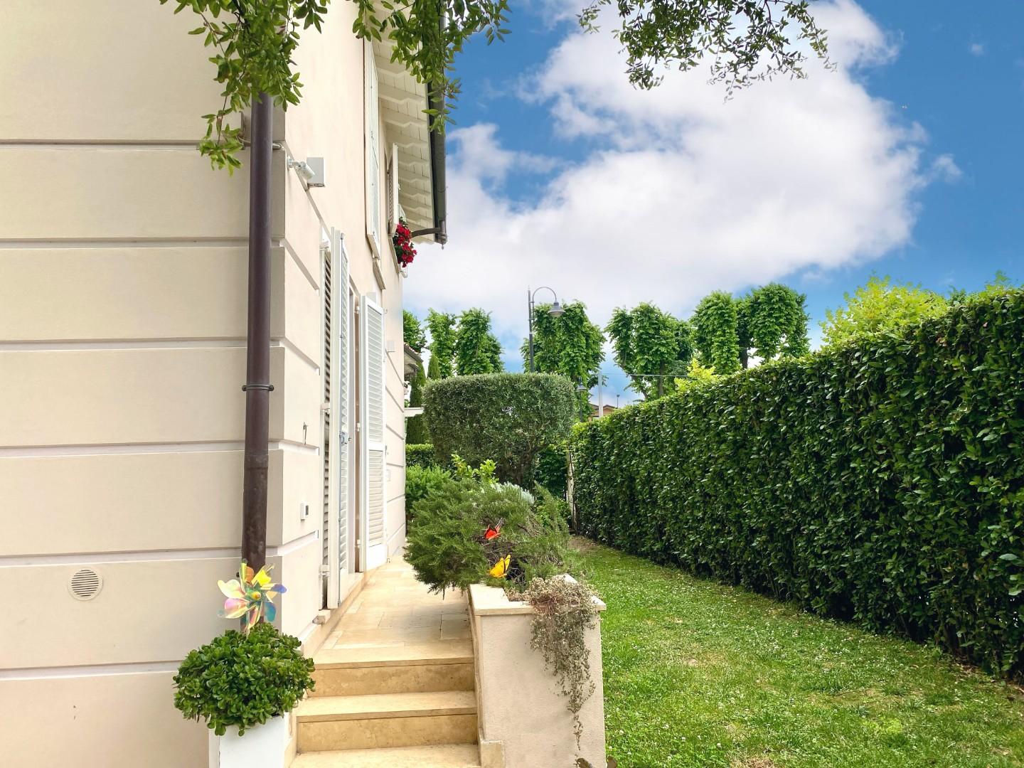 Villa con giardino a Pietrasanta