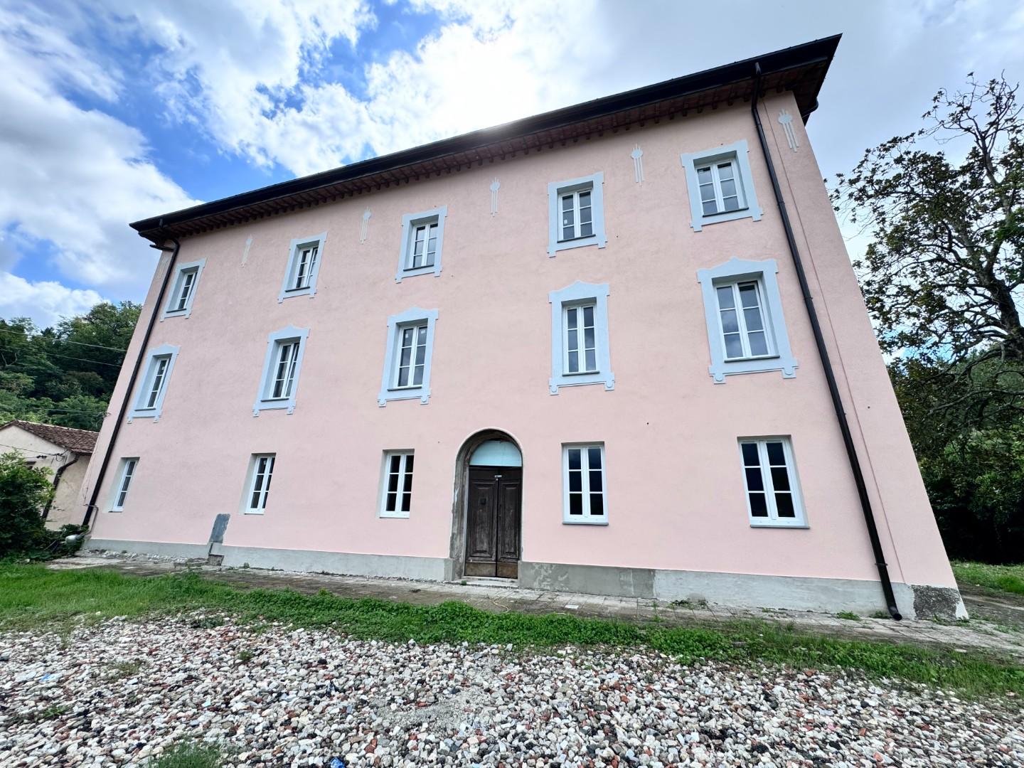 Villa con giardino a Camaiore