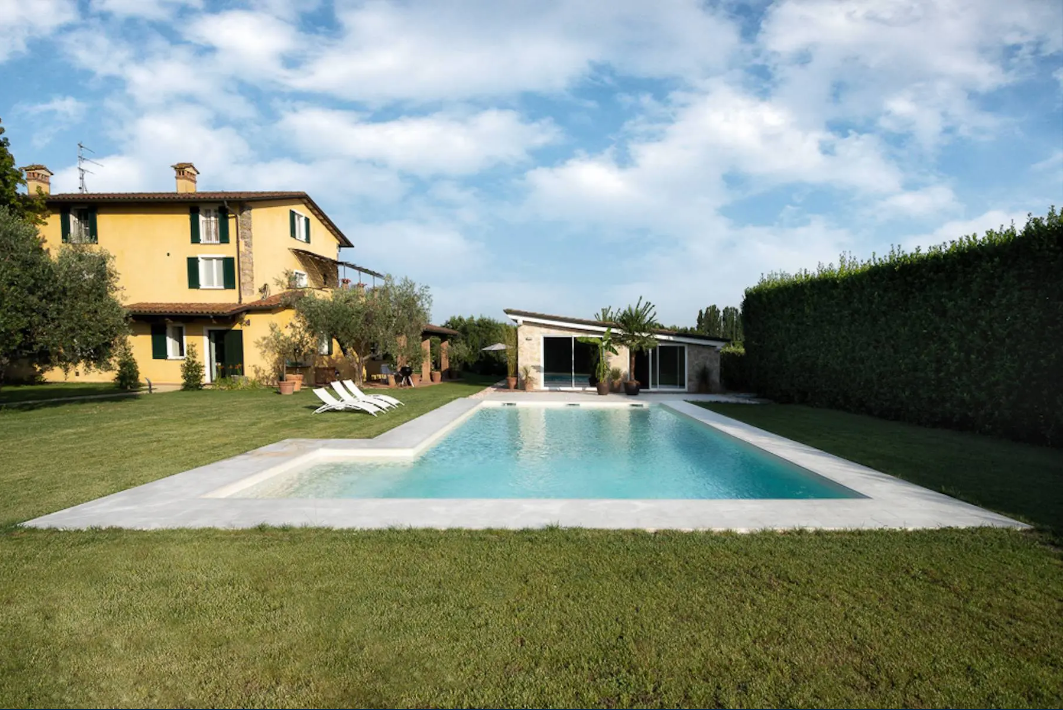 Villa con terrazzo a Pietrasanta