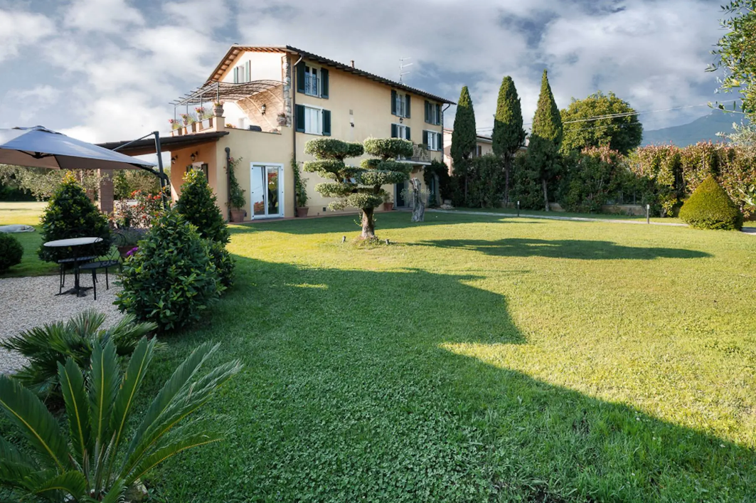 Villa con terrazzo a Pietrasanta