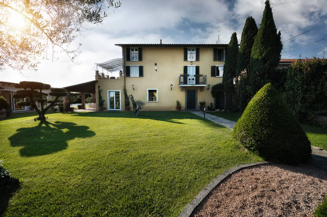 Villa con terrazzo a Pietrasanta