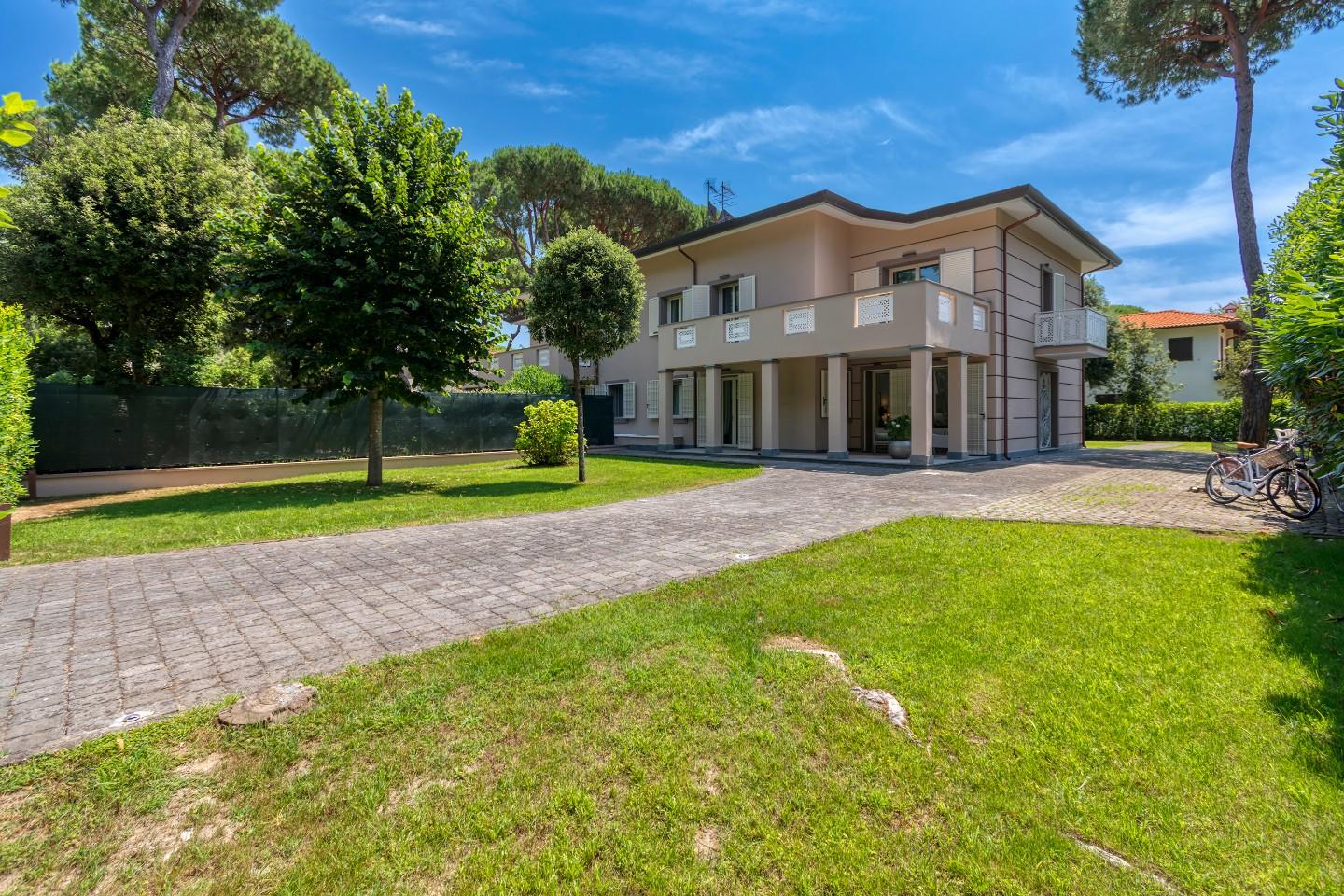 Villa con giardino a Forte dei Marmi