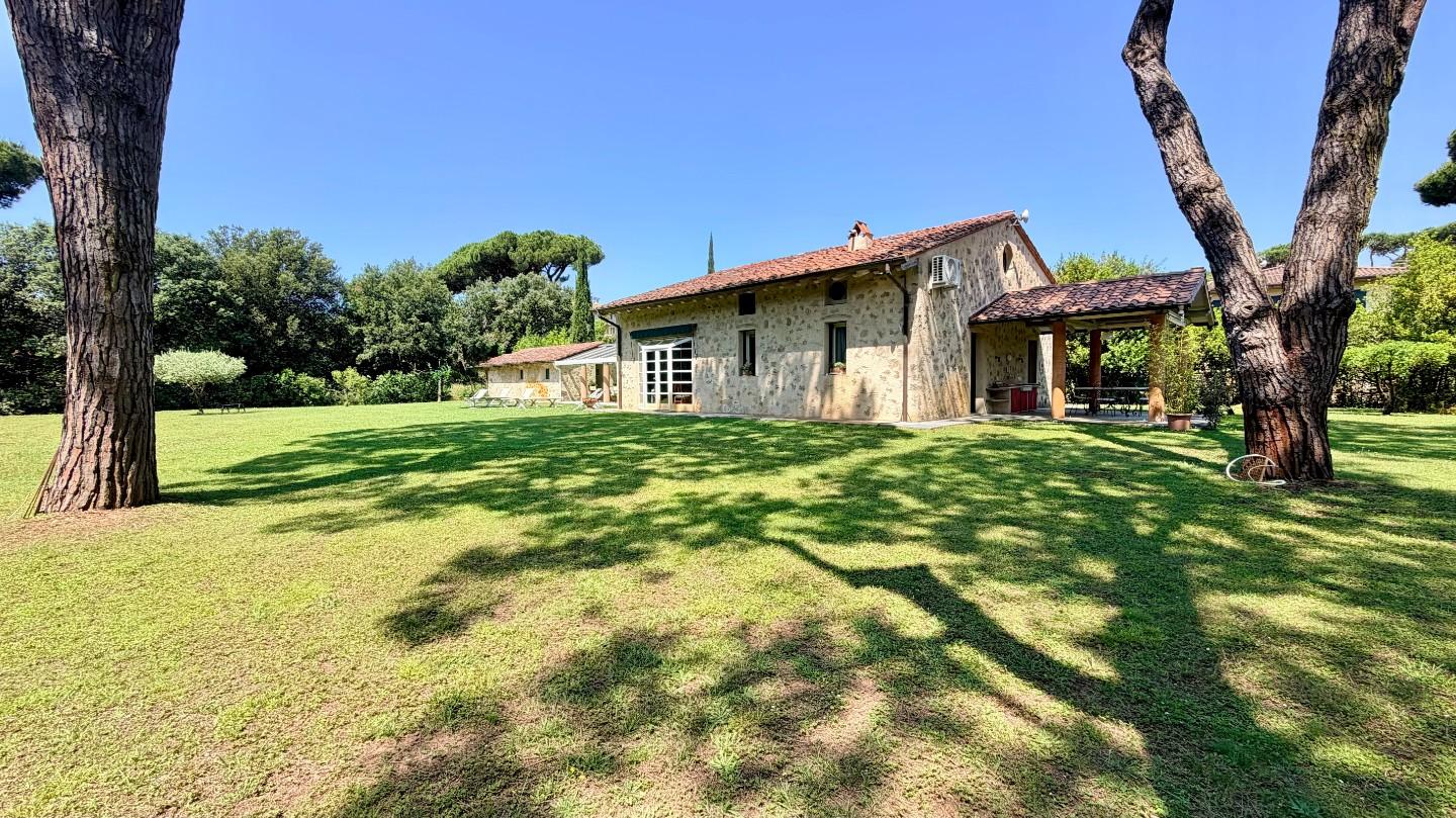 Villa con giardino, Pietrasanta tonfano