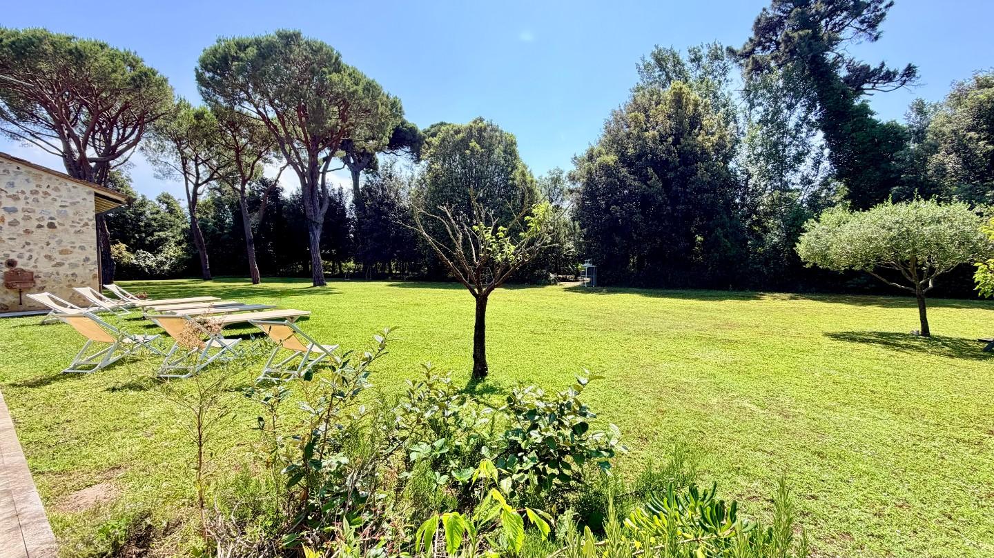 Villa con giardino, Pietrasanta tonfano