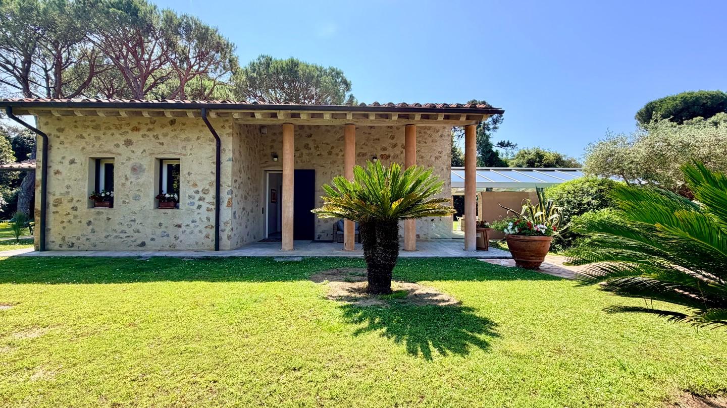Villa con giardino, Pietrasanta tonfano