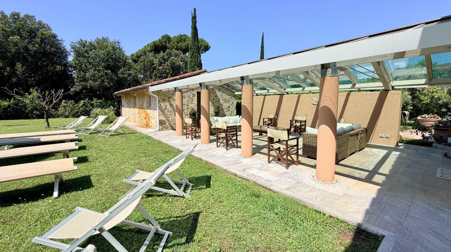 Villa con giardino, Pietrasanta tonfano